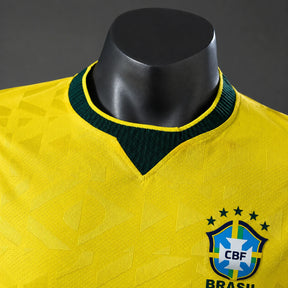 Detalhe da gola careca verde com padrão geométrico do tecido respirável da camisa do Brasil 2026 amarela versão torcedor